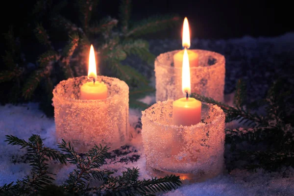 Hořící svíčky na pozadí zimní — Stock fotografie