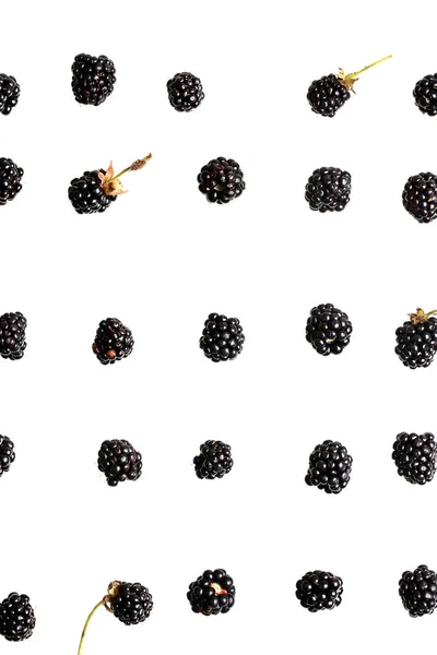 BlackBerry BES op een bovenaanzicht van de witte achtergrond van een vlakke stijl zomer verse bessen patroon — Stockfoto