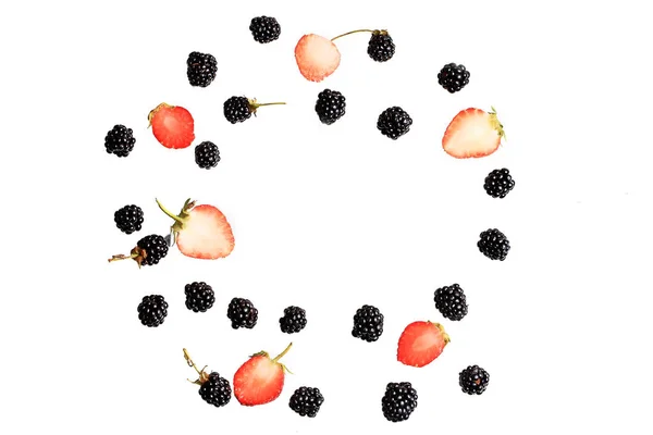 Ежевика и клубника на белом фоне сверху вид на плоский стиль летом свежие ягоды узор — стоковое фото