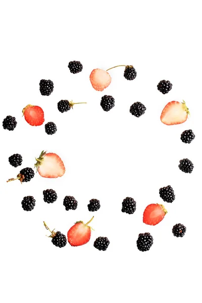 Ежевика и клубника на белом фоне сверху вид на плоский стиль летом свежие ягоды узор — стоковое фото