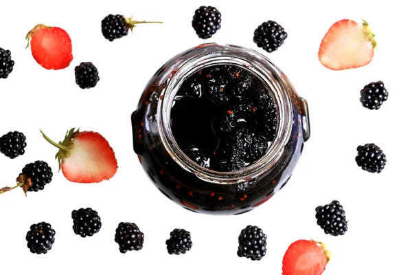 Brombeere und Erdbeermarmelade auf weißem Hintergrund Beere Stil flache Ansicht von oben Sommer frische Beeren Muster — Stockfoto