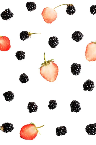 BlackBerry en aardbei bessen op een bovenaanzicht van de witte achtergrond van een vlakke stijl zomer verse bessen patroon — Stockfoto