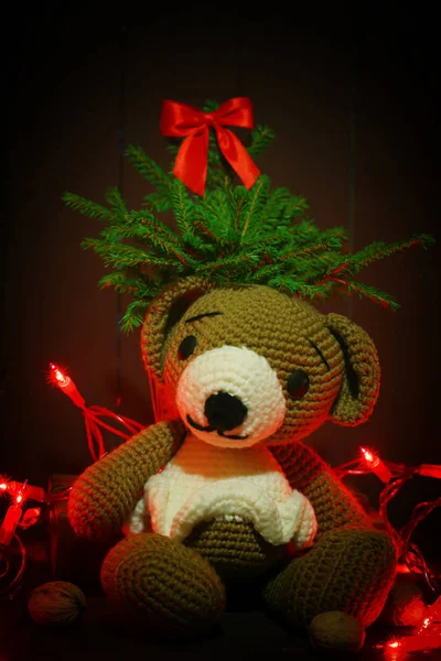 Natal cartão de inverno com ursinho de pelúcia e árvore de Natal com luzes — Fotografia de Stock