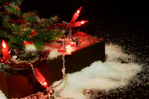 Fundo de inverno de Natal borrado com árvore de presente e abeto com luzes — Fotografia de Stock