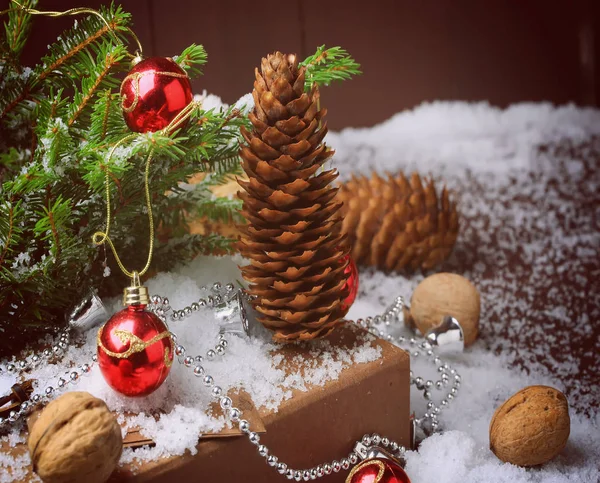 Різдвяний фон вітальна листівка ялинка сосновий конус різдвяні кульки подарунок зима — стокове фото