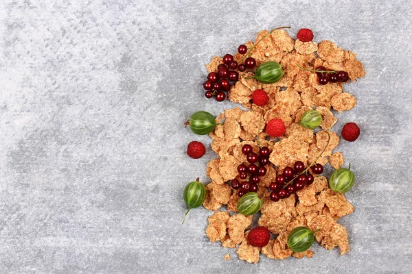 Breakfast corn flakes with fresh berries on a stone background — Stock Photo, Image