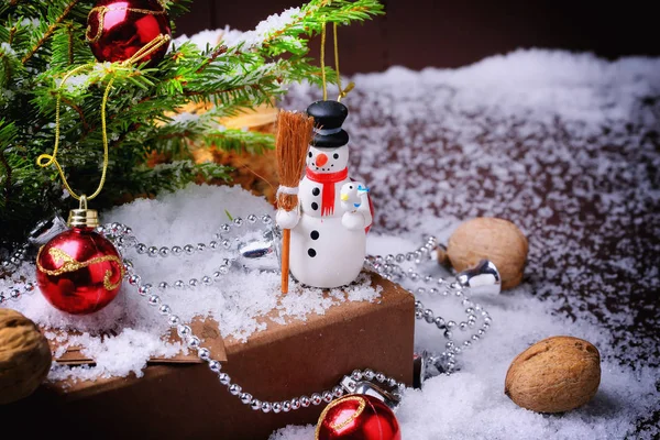 Рождественская композиция ель снеговик снег конусы грецкие орехи — стоковое фото