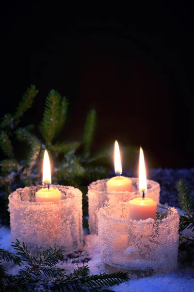 燃烧的蜡烛，在冬天背景上 — 图库照片