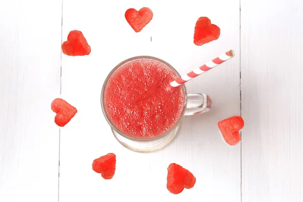 Watermeloen smoothies fruitbomen en bessen vliegen in een glas vers sap gezond drinken bovenaanzicht — Stockfoto