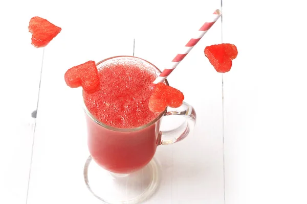 Smoothies de sandía frutas y bayas volando en un vaso de jugo fresco bebidas saludables vista superior —  Fotos de Stock