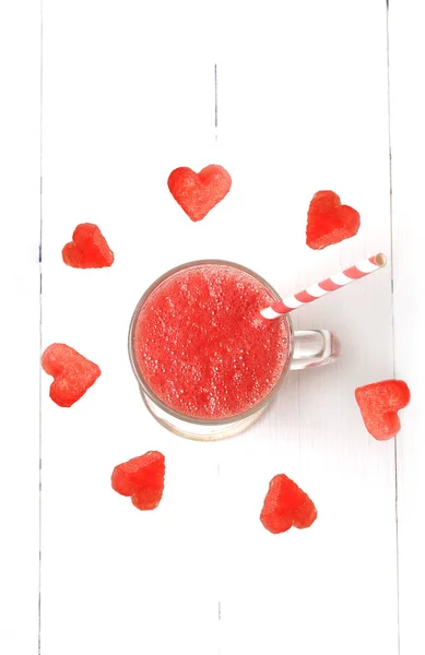 Smoothies de sandía frutas y bayas volando en un vaso de jugo fresco bebidas saludables vista superior —  Fotos de Stock