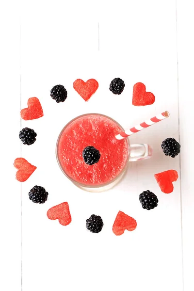 Frutas y bayas volando en un vaso de jugo de bebida fresca y saludable vista superior de higos Sandía Blackberry —  Fotos de Stock
