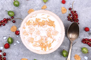 çilek ve süt Mısır gevreği