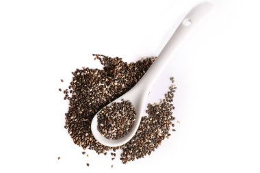 bir kaşık beyaz arka plan üzerinde izole Chia tohum