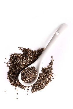 bir kaşık beyaz arka plan üzerinde izole Chia tohum