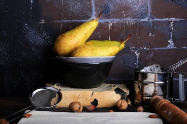 Mutfak arka plan retro tarzı tuğla grunge duvar armut badem filo hamur oklavayla elek pişirme