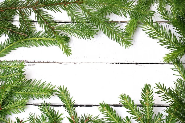 Marco con ramas de abeto fondo de madera blanca —  Fotos de Stock