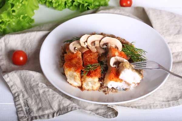 Grilovaná ryba s pohankou a houby rustikální domácí vaření oběda — Stock fotografie