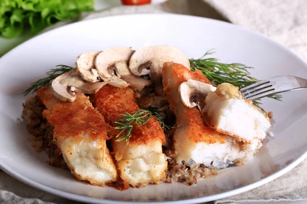 Ikan panggang dengan buckwheat dan jamur kampung memasak makan siang — Stok Foto