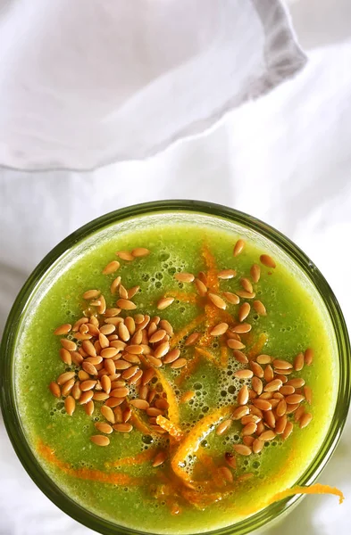 Groene smoothie met ananas oranje salade en vlas zaden — Stockfoto