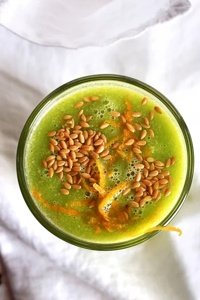 Groene smoothie met ananas oranje salade en vlas zaden — Stockfoto