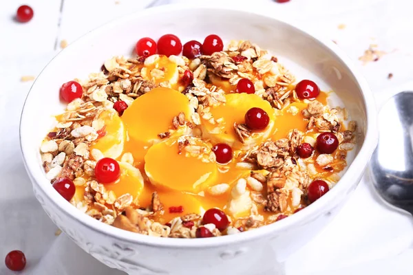 Gesundes Frühstück Reisbrei mit Mangopüree, Banane und Müsli — Stockfoto