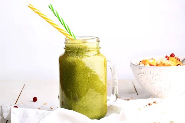 Zelené smoothie s hruškou skořice oříšky a detoxikační salát zdravého životního stylu — Stock fotografie
