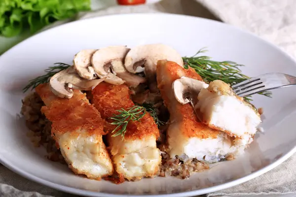 Gegrilde vis met boekweit en paddestoelen rustieke thuis koken lunch — Stockfoto