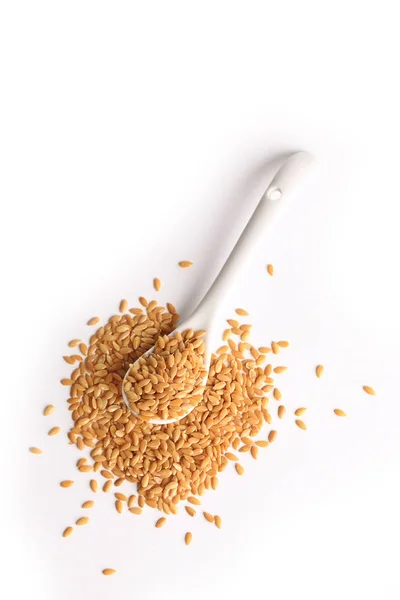 Beyaz bir arka plan üzerinde izole beyaz keten tohumu