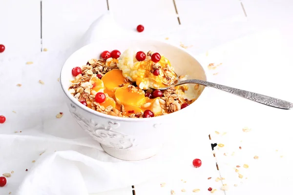 Gesundes Frühstück Reisbrei mit Mangopüree, Banane und Müsli — Stockfoto