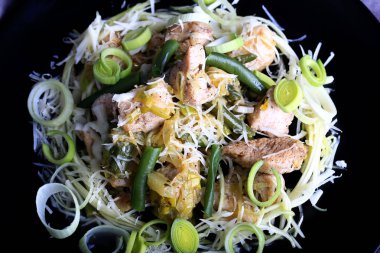 Türkiye'de yeşil fasulye ve soğan ile sığ derinlik-in tarla pişirme eve