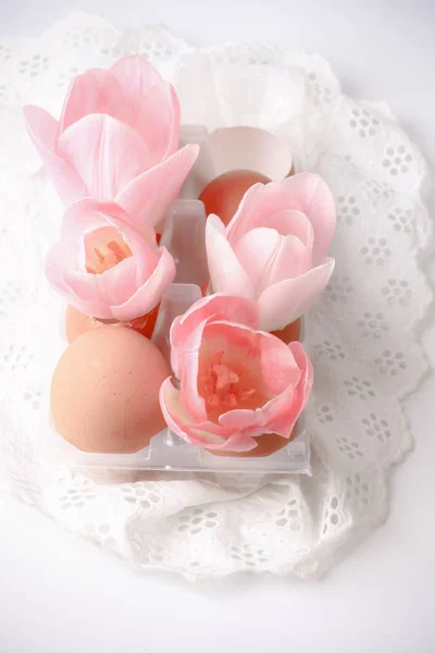 Розовые тюльпаны и пасхальные яйца — стоковое фото