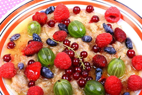 Taze meyveleri ve sağlıklı kalp yararlı kahvaltıda bal ile tahıl — Stok fotoğraf