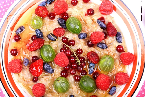 Taze meyveleri ve sağlıklı kalp yararlı kahvaltıda bal ile tahıl — Stok fotoğraf