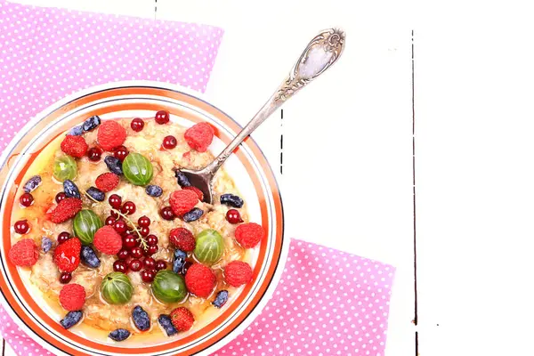 Müsli mit frischen Beeren und Honig für ein gesundes Herz nützliches Frühstück — Stockfoto