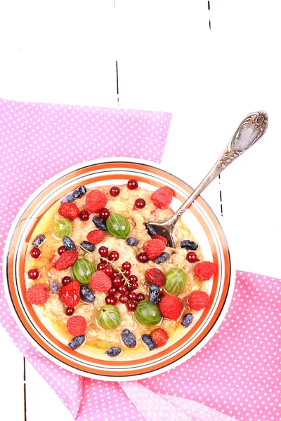 Cereal con bayas frescas y miel para un desayuno saludable — Foto de Stock