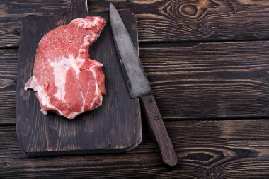 et ve metin için yer ile eski ahşap arka plan üzerinde Dilimleme için bir bıçak ile kesme kesme tahtası