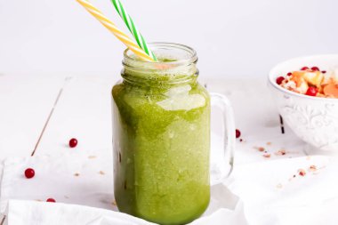 Yeşil smoothies sağlıklı sabah kahvaltıda sağlık ve enerji