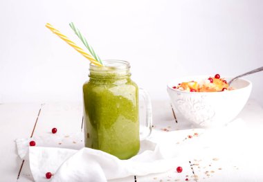 Yeşil smoothies sağlıklı sabah kahvaltıda sağlık ve enerji
