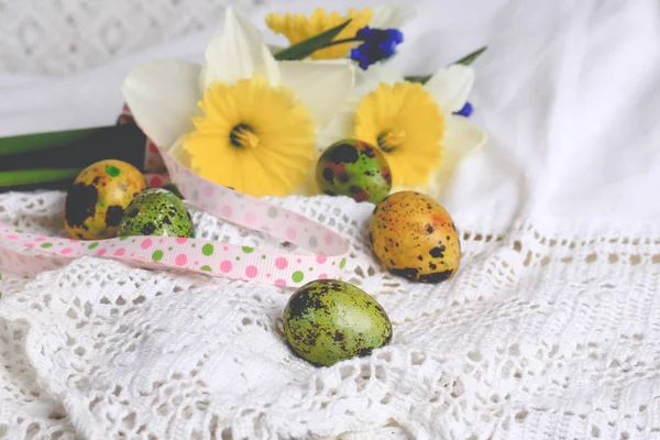 Πασχαλινά αυγά βαμμένα daffodils άνοιξη σύνθεση ρουστίκ στυλ ρετρό — Φωτογραφία Αρχείου