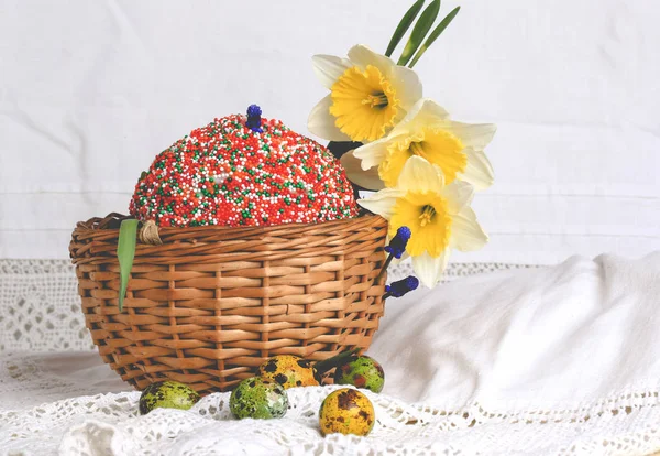 Bolo de Páscoa pintado ovos narcisos composição primavera estilo retro rústico — Fotografia de Stock