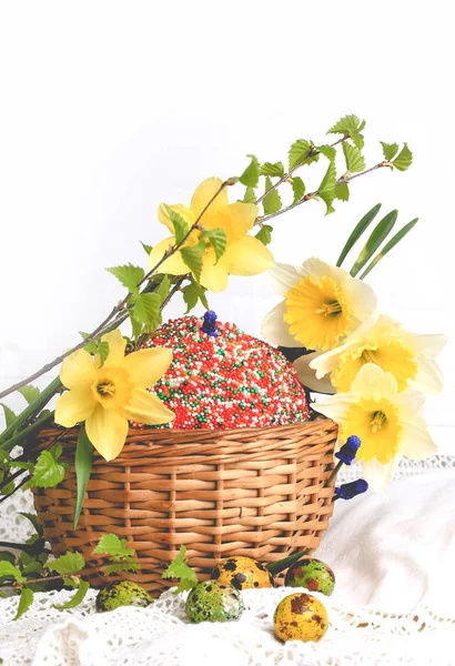 Osterkuchen bemalte Eier Narzissen Frühling Zusammensetzung rustikalen Retro-Stil — Stockfoto