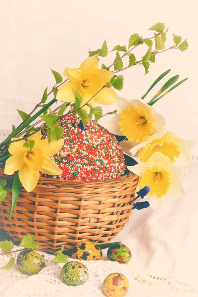 Pastel de Pascua huevos pintados narcisos composición primavera estilo rústico retro —  Fotos de Stock