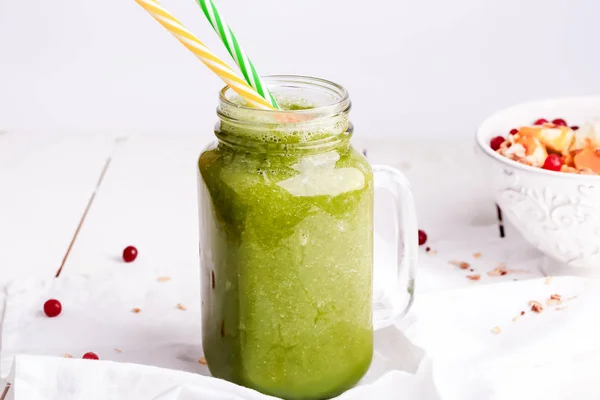Smoothies verdes café da manhã saudável para a saúde e energia — Fotografia de Stock