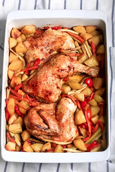 Kaki ayam panggang dengan sayuran — Stok Foto