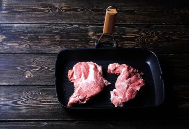 Çiğ et biftek ızgara tavası