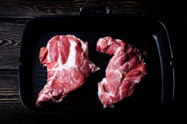 Çiğ et biftek ızgara tavası