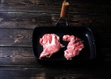 Çiğ et biftek ızgara tavası