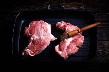 Çiğ et biftek ızgara tavası