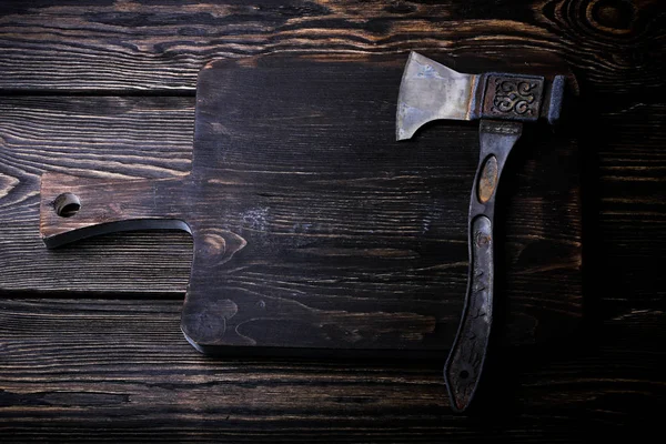 Tabla de cortar para la carne hacha viejo fondo de madera Vintage rústico s — Foto de Stock